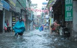 Nằm sát sông Tô Lịch nhưng mưa 1 tiếng, đường Bùi Xương Trạch ngập sâu 3 tiếng